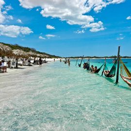 Hangmat in het water bij Jericoacoara Brazilie