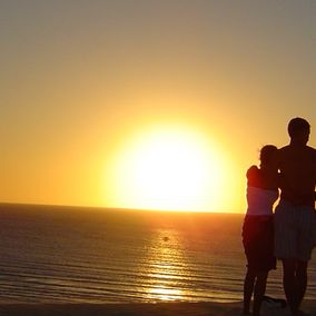 stel geniet van de zonsondergang in Jericoacoara Brazilie