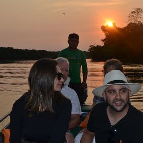 BRS team op boot excursie in de Amazone
