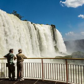 stel bekijkt foz do iguacu watervallen in Brazilie