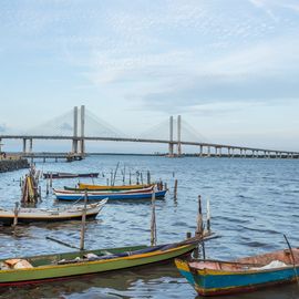 Bootjes en brug in Aracaju Brazilie