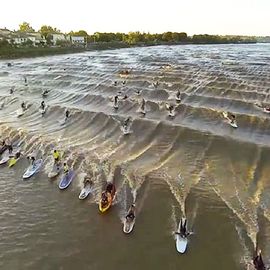 Pororoca surf Amazone Brazilie