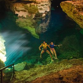 zwemmen in de grot Chapada Diamantina Brazilie