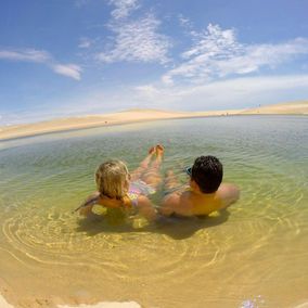 zwemmen in Lencois Maranhenses Brazilie